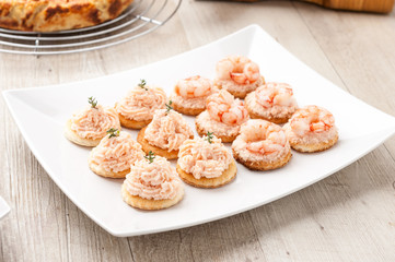 Crostini con spuma di salmone affumicato e  con  gamberetti