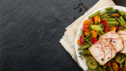 Schweinebraten mit Gemüse und Honig mariniert