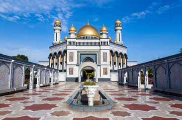 Jame'asr Hassanil Bolkiah Mosque in Bandar Seri Begawan, Brunei - obrazy, fototapety, plakaty