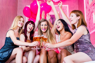 Frauen feiern im Nachtclub oder Disco