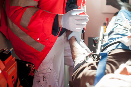 Rettungsdienst Infusion Legen Ellenbeuge Venen Kan&uuml;le