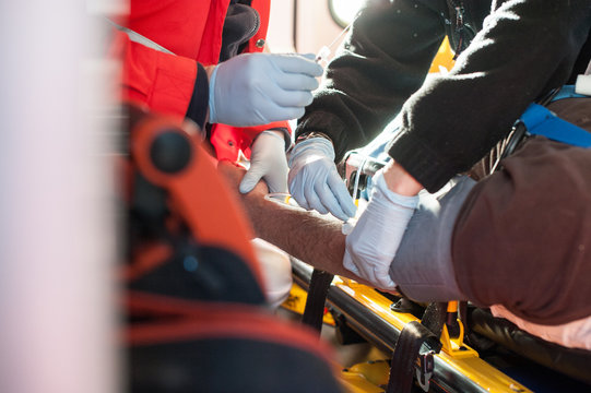 Patient im Rettungswagen Rettungsdienst Unfall Garten