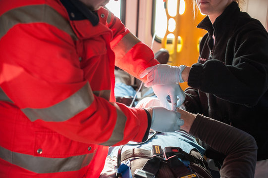 Patient im Rettungswagen Rettungsdienst Unfall Garten