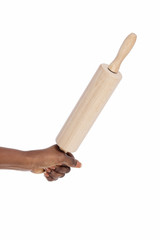 femme noire frappant avec rouleau à pâtisserie