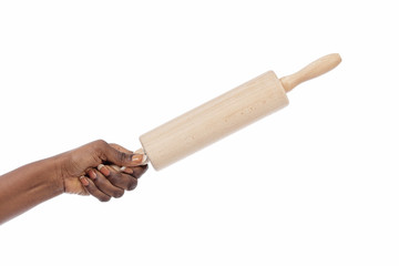 femme noire frappant avec rouleau à pâtisserie