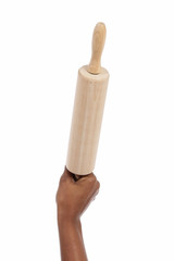 femme noire frappant avec rouleau à pâtisserie