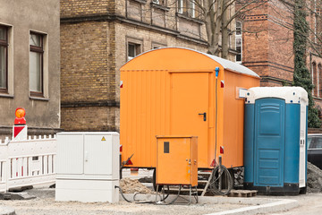 Auf der Baustelle - Bauwagen - Baustromverteiler - Toilette