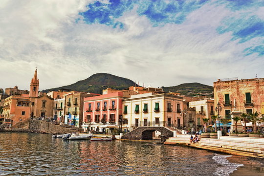 Hafen In Lipari