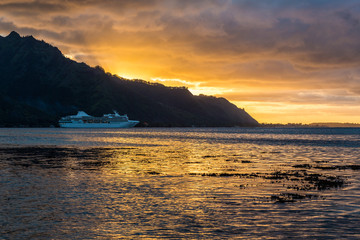 Coucher de soleil et bateau de croisière