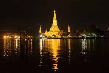 Obraz premium wat arun in sunset