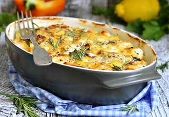Chicken fillet baked in sour cream sauce.