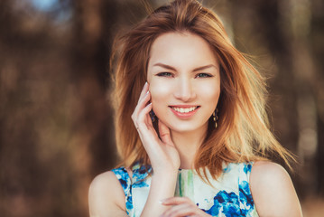 Naklejka premium Girl posing in the park. Close-up portrait