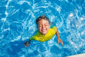 Junge im Pool © Max Topchii