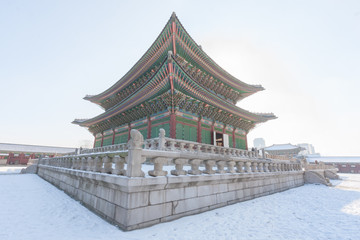 Fototapeta premium Korea traditional pavilion with snow