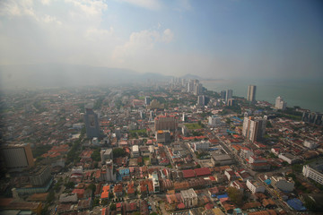 Obraz premium マレーシア ペナン島市街 空撮 霧 Plau Penang