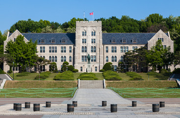 Fototapeta premium Główny budynek Uniwersytetu Koreańskiego w Seulu w Korei Południowej.