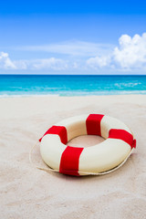 Naklejka premium vintage Life buoy on the sand at the beach