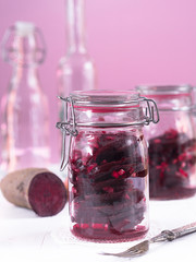Eingelegte rote Bete in Gläsern
