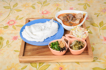 Thai rice noodle with red curry