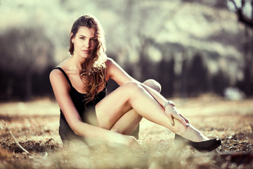 Obraz premium Beautiful woman in a urban park