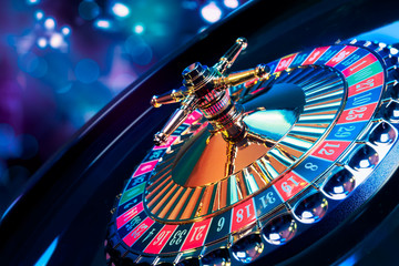 Naklejka premium Roulette wheel with a bright and colorful background