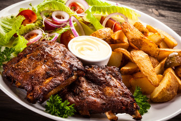 Tasty grilled ribs with vegetables
