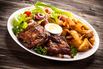 Tasty grilled ribs with vegetables
