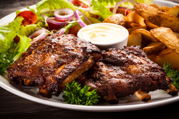 Tasty grilled ribs with vegetables