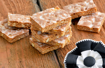 Original Basler Läckerli auf Holz / Rosette