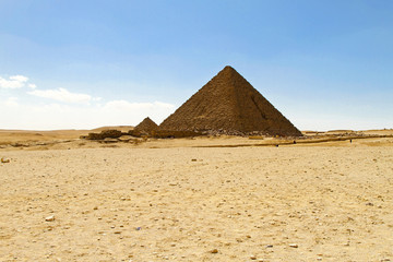 Fototapeta na wymiar Menkaure pyramid