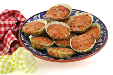 Muffins aux groseilles dans un plat