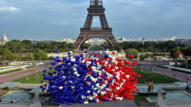 Nuvola di cuori colore Francia che si alza davanti Eiffel