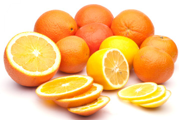 апельсин.  апельсины на белом фоне. 