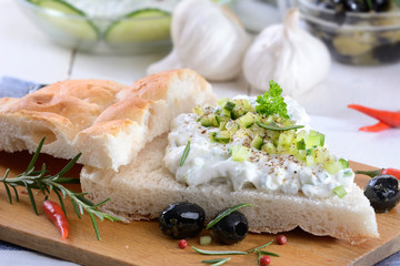 Garniertes Zazikibrot