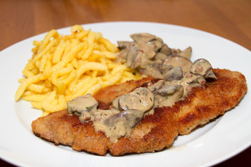 Jägerschnitzel mit Champignons sosse und Spätzle