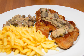 Jägerschnitzel mit Champignons Sosse und Spätzle