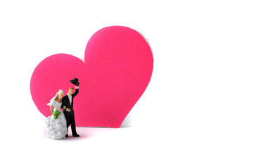 ピンクのハートマークと新婚夫婦