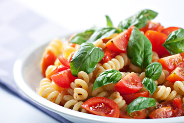 Pasta with fresh tomatoes and basil