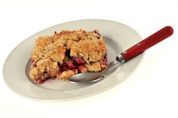 Crumble de fruits rouges dans une assiette