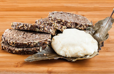 Fromage et pain aux céréales