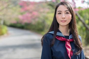 Fototapeta premium 桜 コピースペースと女子学生