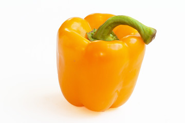 Poivron jaune en gros plan sur fond blanc