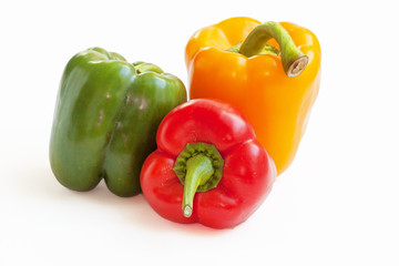 Poivrons de couleurs différentes en gros plan sur fond blanc