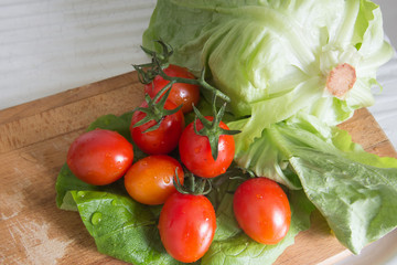 Insalata e pomodori su tagliere