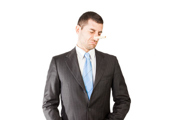 Giovane elegante che si tappa il naso