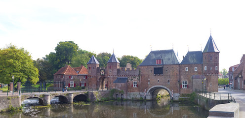 Fototapeta na wymiar medieval gate