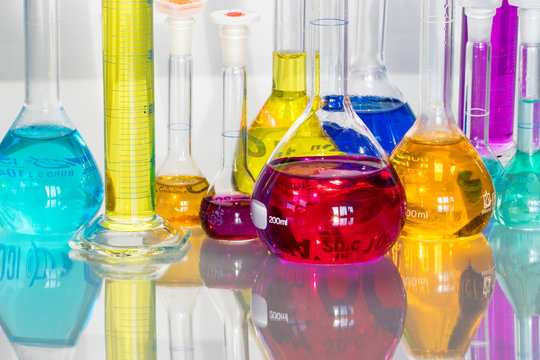 leuchtende bunte Messkolben