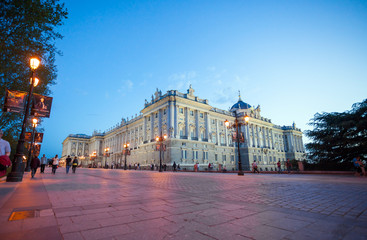 Fototapeta na wymiar Royal palace with tourists on a spring night in Madrid