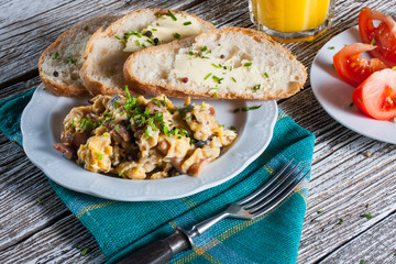 Scrambled eggs with ham and chives.