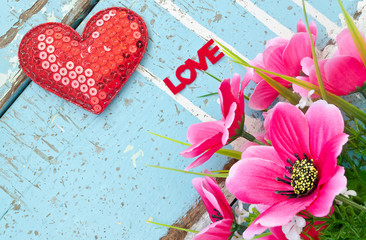 Fototapeta na wymiar heart and flower on wooden board, Valentines Day background